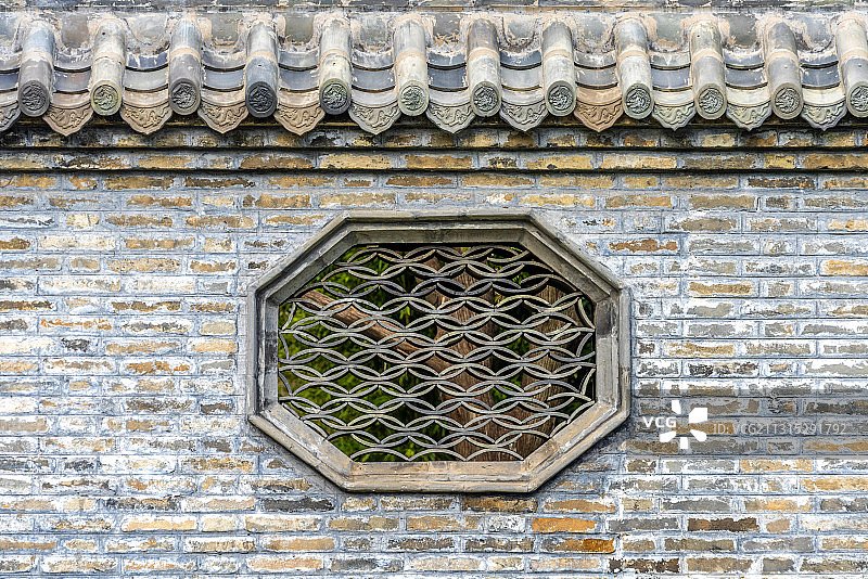中国山东省潍坊市青州古城偶园镂空的花窗墙图片素材