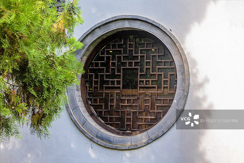 中国山东省潍坊市青州古城偶园镂空的花窗白墙图片素材