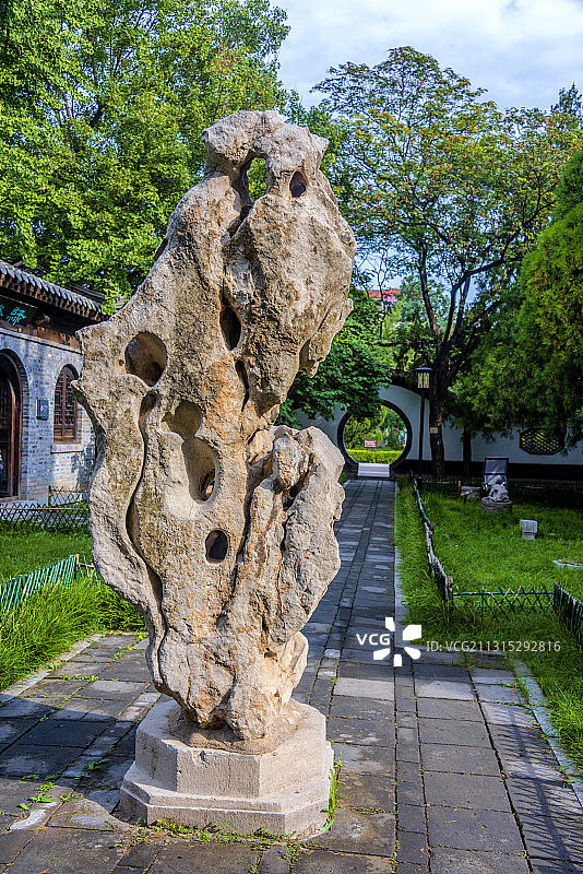 中国山东省潍坊市青州古城偶园内假山奇石图片素材