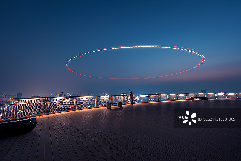 一个女孩的无人机光绘城市夜景图片素材