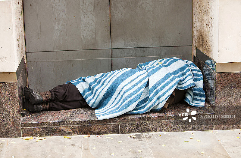 在英国伦敦门口露宿的无家可归者图片素材