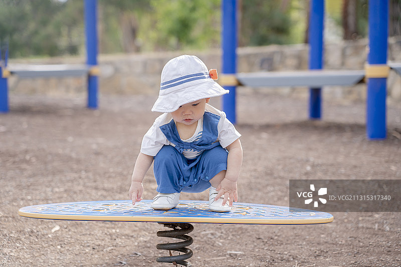 踩弹簧平衡板的男婴图片素材