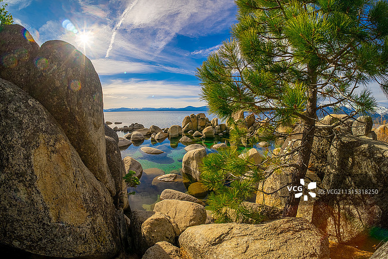 沙港海滩海上岩石映衬天空美景图片素材