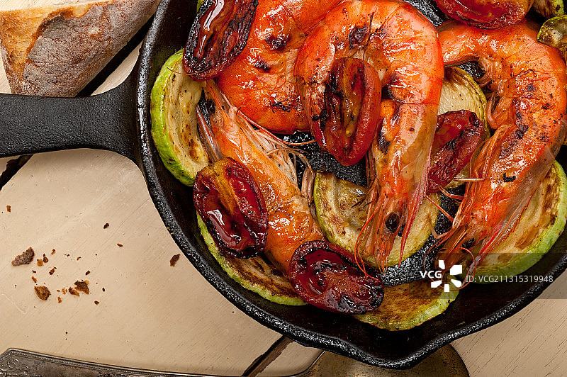 平底锅上烹饪的海鲜的俯视角度照片图片素材