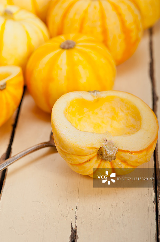 桌子上南瓜的高角度视图图片素材