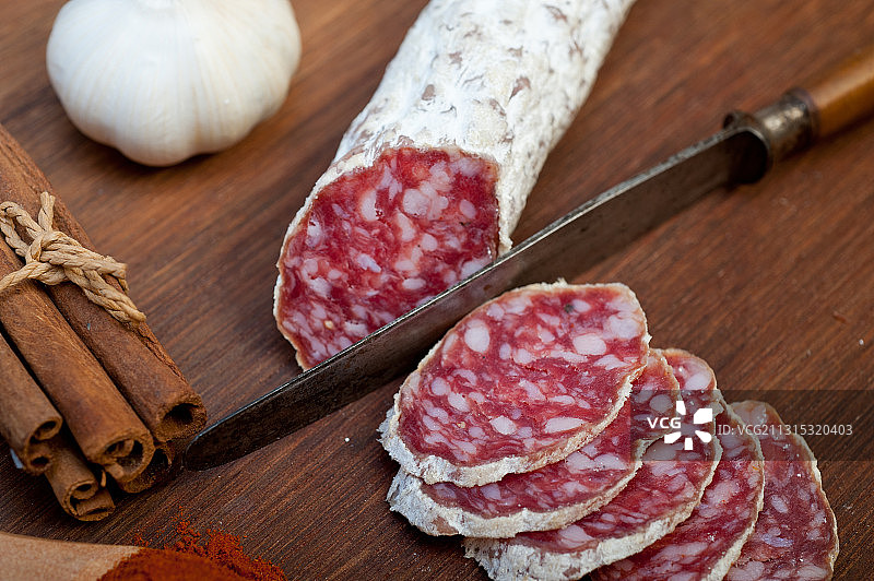 砧板上的肉和香料的俯视角度照片图片素材