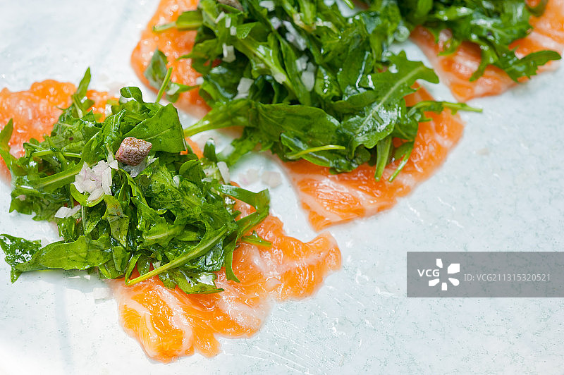 盘子里盛着的鱼的俯视角度照片图片素材