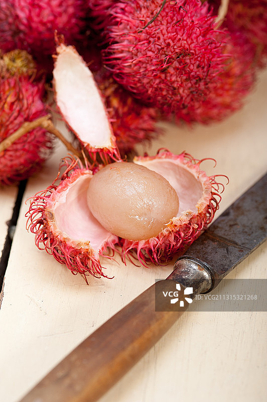 砧板上的荔枝图片素材