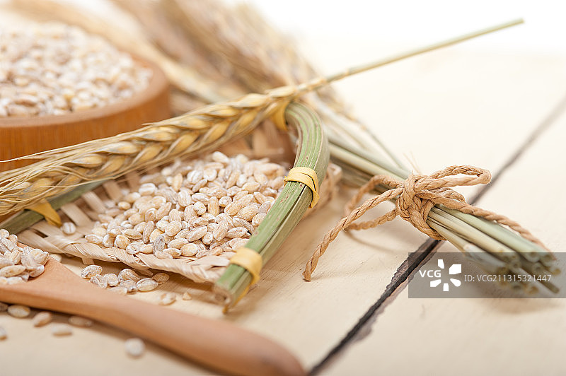 桌子上麦子的特写图片素材