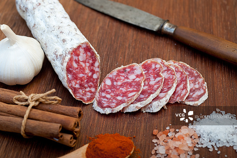 桌子上砧板上的香料高角度视图图片素材