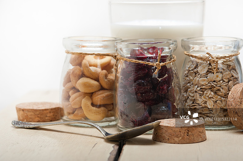 餐桌上罐子里的食物特写图片素材