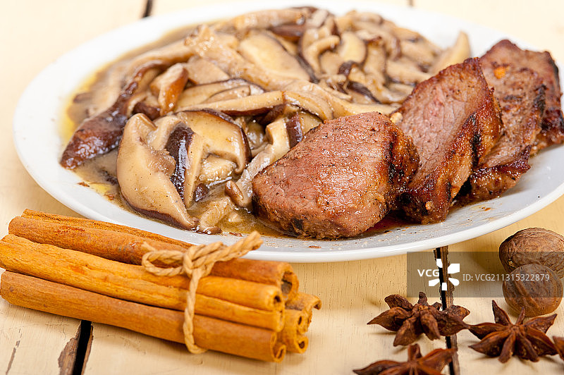 桌子上盘子里的食物的特写图片素材