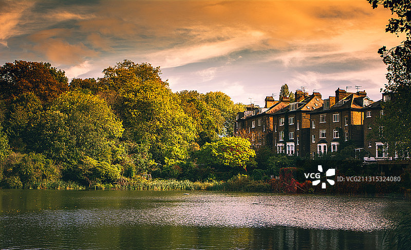 伦敦汉普斯特德希思日落时分的湖畔建筑风光（英国）图片素材