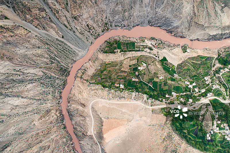 云南省迪庆藏族自治州三江并流地区澜沧江峡谷航拍俯视视角图片素材