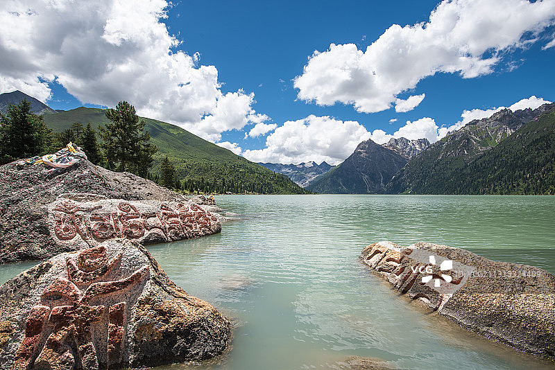 四川省甘孜藏族自治州德格县川藏线玉隆拉错（新路海）图片素材