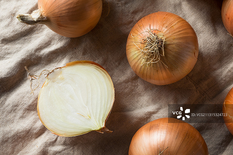 桌子上洋葱的高角度视图图片素材