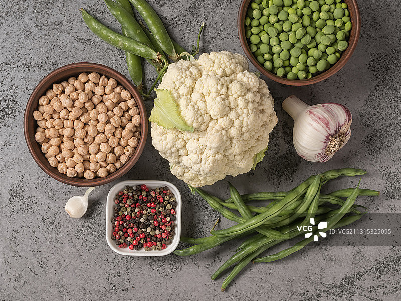 俯视拍摄的桌子上各种食材图片素材