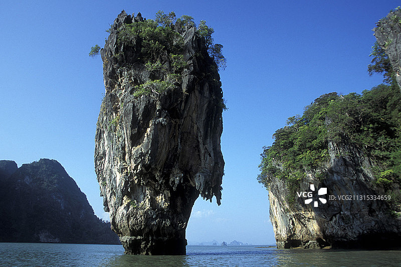 清澈蓝天下，海中岩层美景图片素材