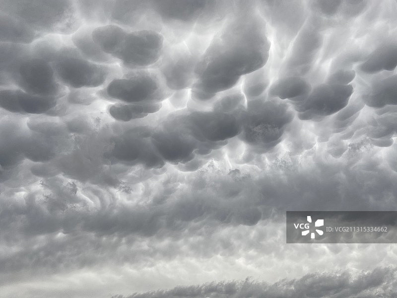 低角度拍摄：德国贝吉施格拉德巴赫的暴风云图片素材