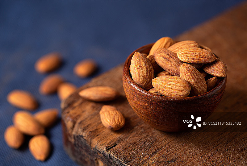 美国弗吉尼亚州马纳萨斯市桌子上的杏仁特写图片素材