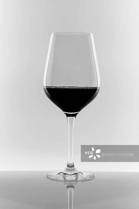 白色背景下的葡萄酒杯特写图片素材