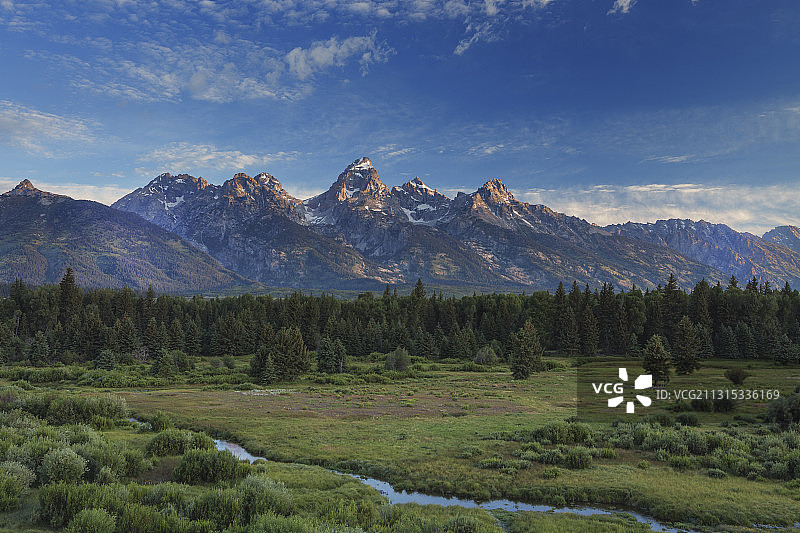 风景优美，群山映衬天空图片素材