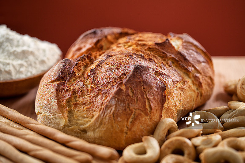桌子上面包的特写图片素材