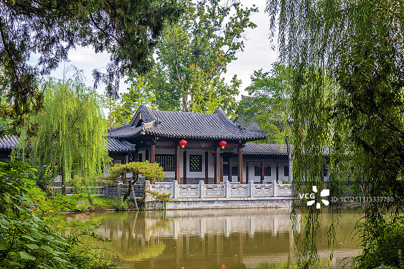 中国山东省潍坊市青州古城偶园倚松阁图片素材