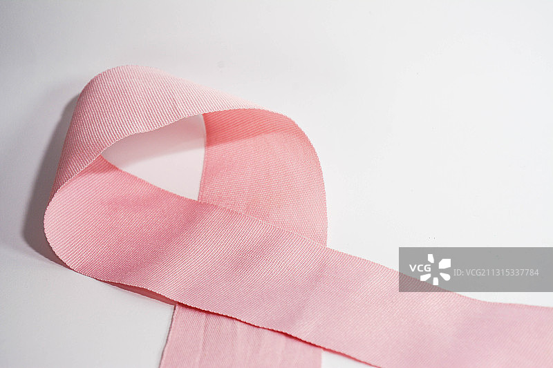 粉色乳腺癌防治宣传丝带（白色背景特写）图片素材