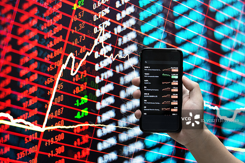 拿着手机看股票和金融股票走势背景图片素材