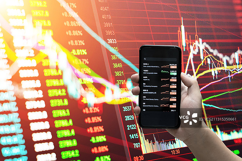 拿着手机看股票和金融股票走势背景图片素材