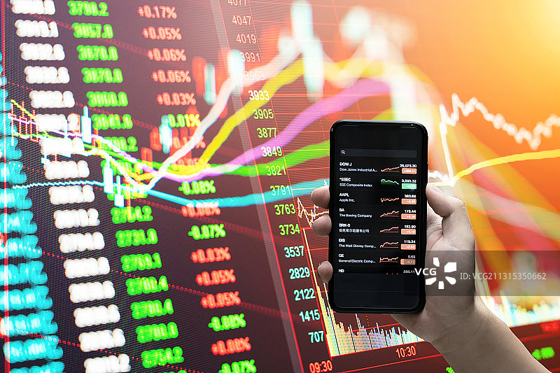 拿着手机看股票和金融股票走势背景图片素材