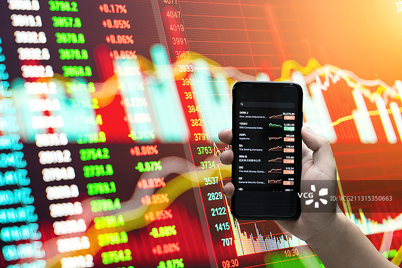 拿着手机看股票和金融股票走势背景图片素材