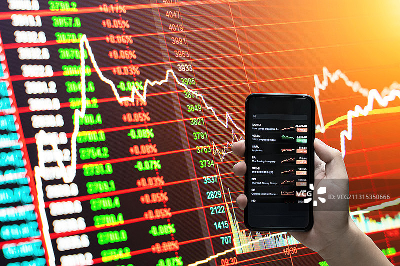 拿着手机看股票和金融股票走势背景图片素材