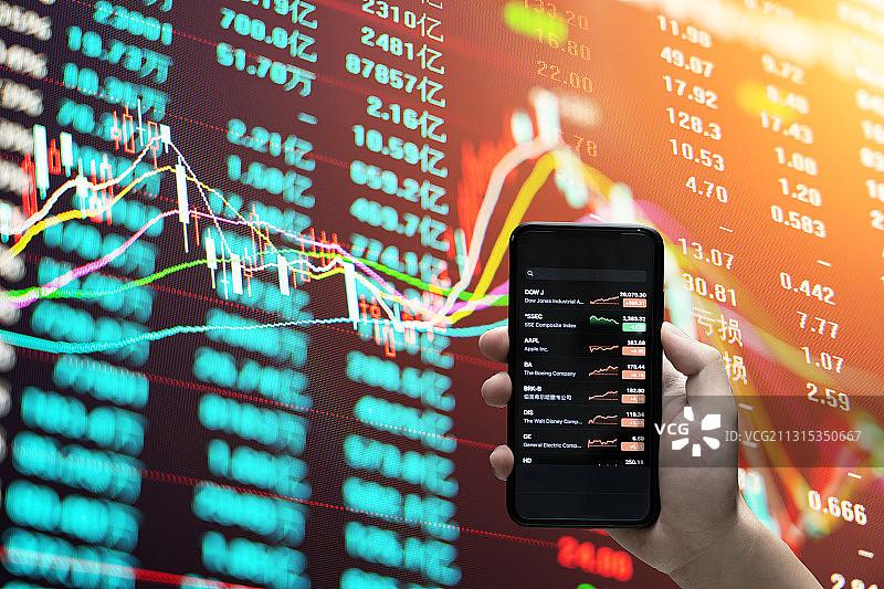 拿着手机看股票和金融股票走势背景图片素材