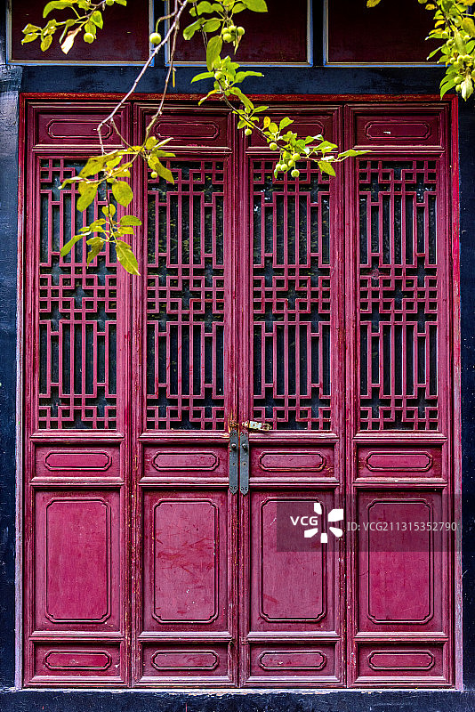 中国山东省潍坊市十笏园内的格栅门图片素材