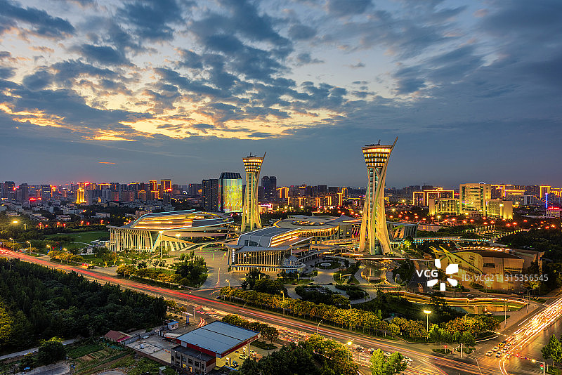 中国山东省潍坊市人民广场夜景图片素材