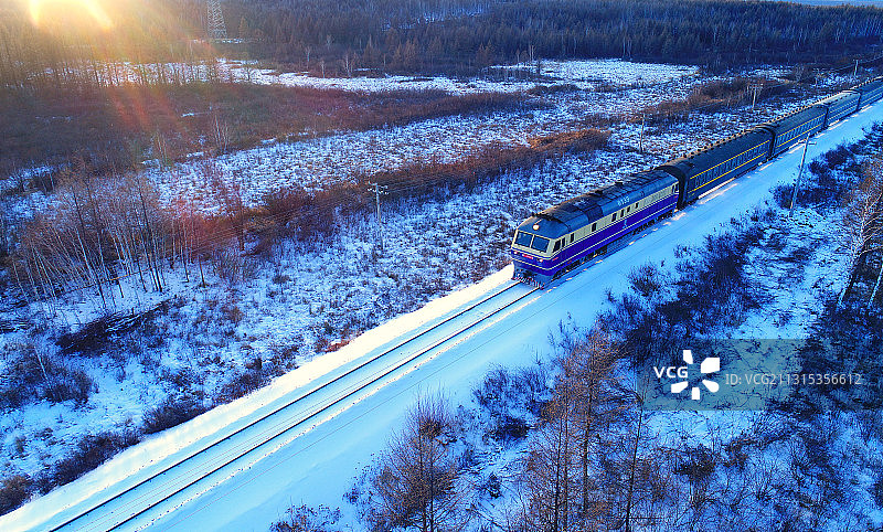 航拍林海雪原列车图片素材