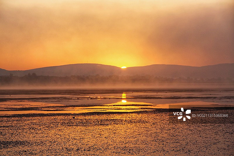 日出雾散图片素材