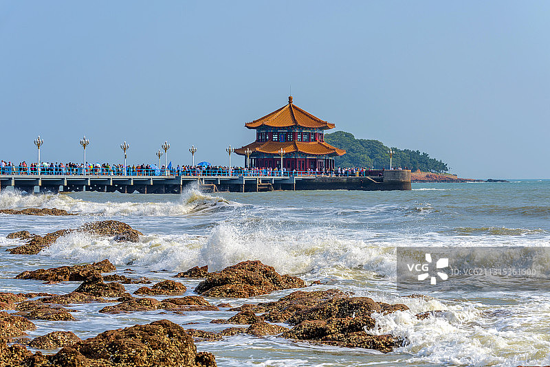 中国山东省青岛市标志性建筑栈桥图片素材