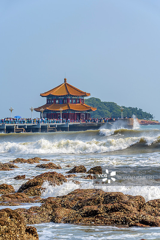 中国山东省青岛市标志性建筑栈桥图片素材