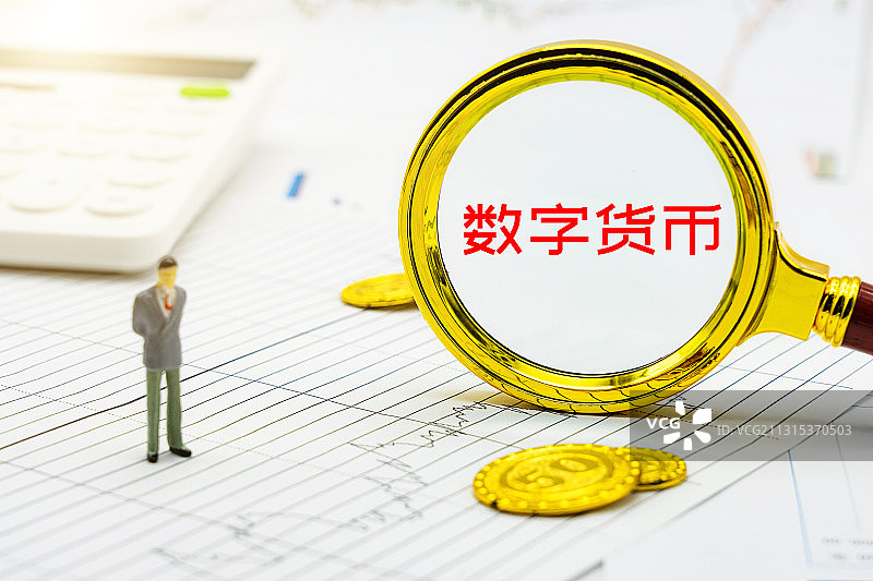 放大镜观察数字货币概念图片素材