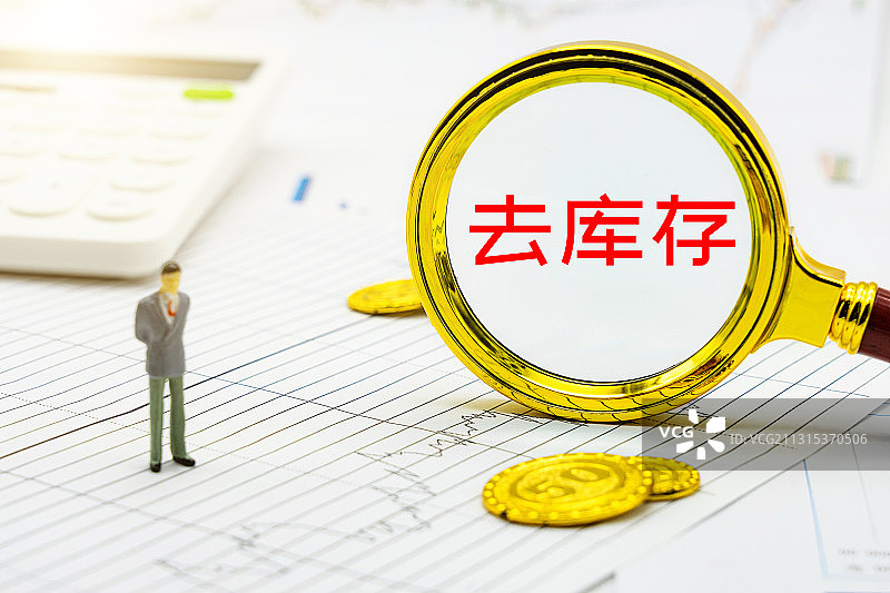 放大镜观察房地产去库存概念图片素材