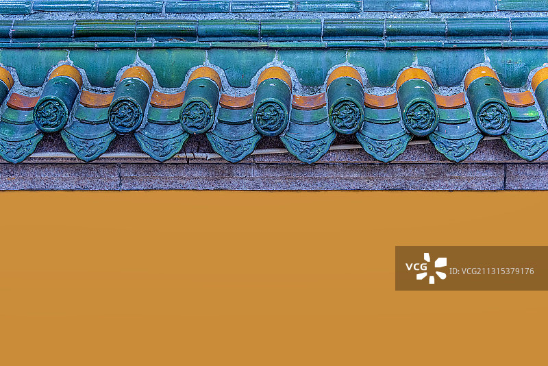 寺庙里黄色的墙壁和龙纹瓦当图片素材