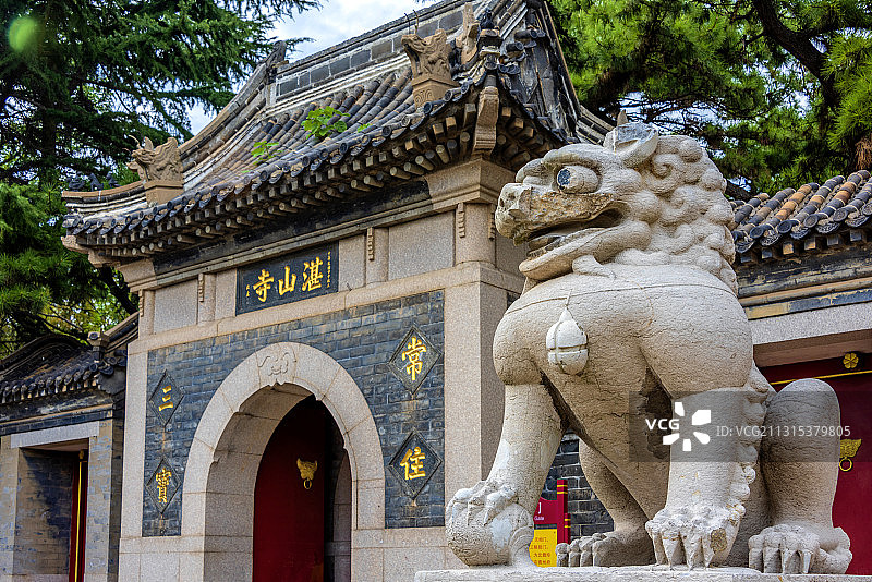 中国山东省青岛市湛山寺明代石狮图片素材
