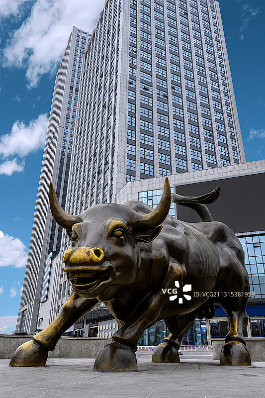 蓝天白云下的地标建筑牛图片素材