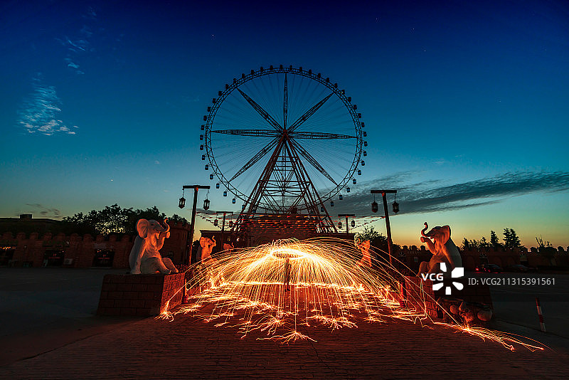 烟花映“象”图片素材