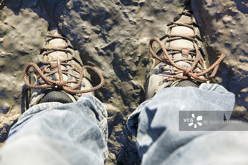 在英国坎布里亚郡莫克姆湾陷入泥泞的步行者图片素材