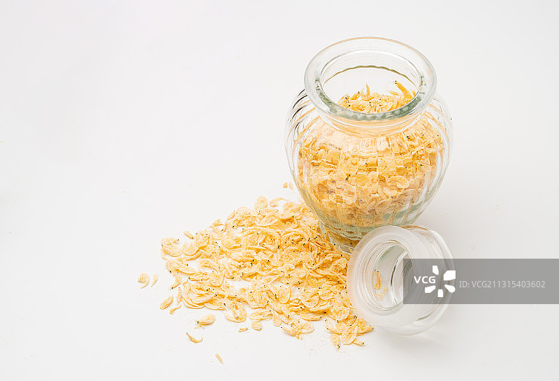 纯白色背景下的海鲜调味品干虾皮图片素材