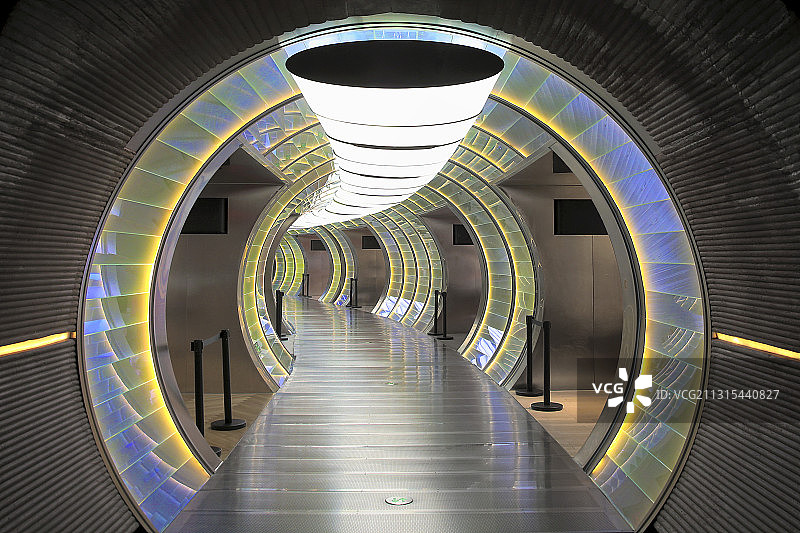 北京SKP-S商场沉浸式商业体验太空舱通道感的时空隧道图片素材
